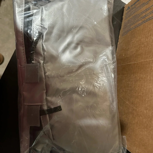 NWT - Paddle Board Cooler with Bonus Phone Pouch - Picture 4 of 4